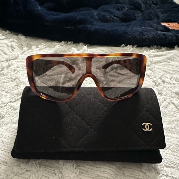 Woman Chanel Sunglasses - Picture 2 of 9